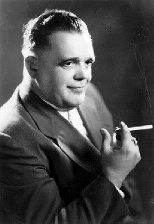 Portrait en noir et blanc de Franz Bardon tenant une cigarette en 1953